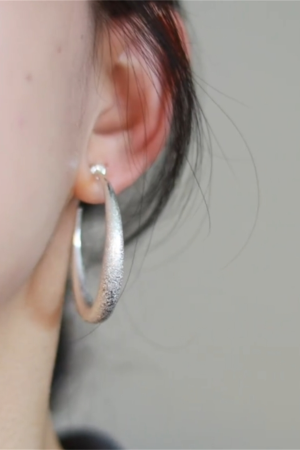 Korean-Style Vintage Matte Round Clip-On Earrings for Women, Elegant No Ear Holes Design, High-Quality Hong Kong Fashion Accessory