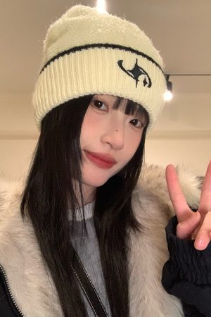 Korean-Style White Knitted Hat for Women - Warm Autumn Winter Neck Gaiter Scarf, Cold-Resistant and Versatile Fashion Accessory