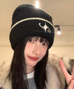 Korean-Style White Knitted Hat for Women - Warm Autumn Winter Neck Gaiter Scarf, Cold-Resistant and Versatile Fashion Accessory