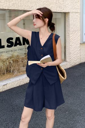 Korean Style Women's Commuting Vest and Wide-Leg Shorts Two-Piece Set, 2025 Summer Fashion, Chic and Stylish Outfit