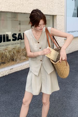 Korean Style Women's Commuting Vest and Wide-Leg Shorts Two-Piece Set, 2025 Summer Fashion, Chic and Stylish Outfit