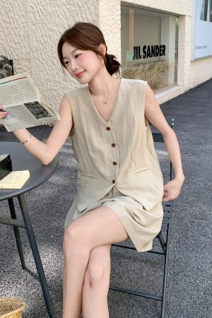 Korean Style Women's Commuting Vest and Wide-Leg Shorts Two-Piece Set, 2025 Summer Fashion, Chic and Stylish Outfit