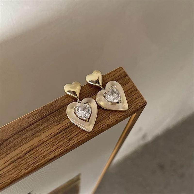 Korean Style Zirconia Resin Heart Earrings for Women, Minimalist Elegant Fashion Studs, Versatile Jewelry Accessory Korean Style Zirconia Resin Heart Earrings for Women, Minimalist Elegant Fashion Studs, Versatile Jewelry Accessory