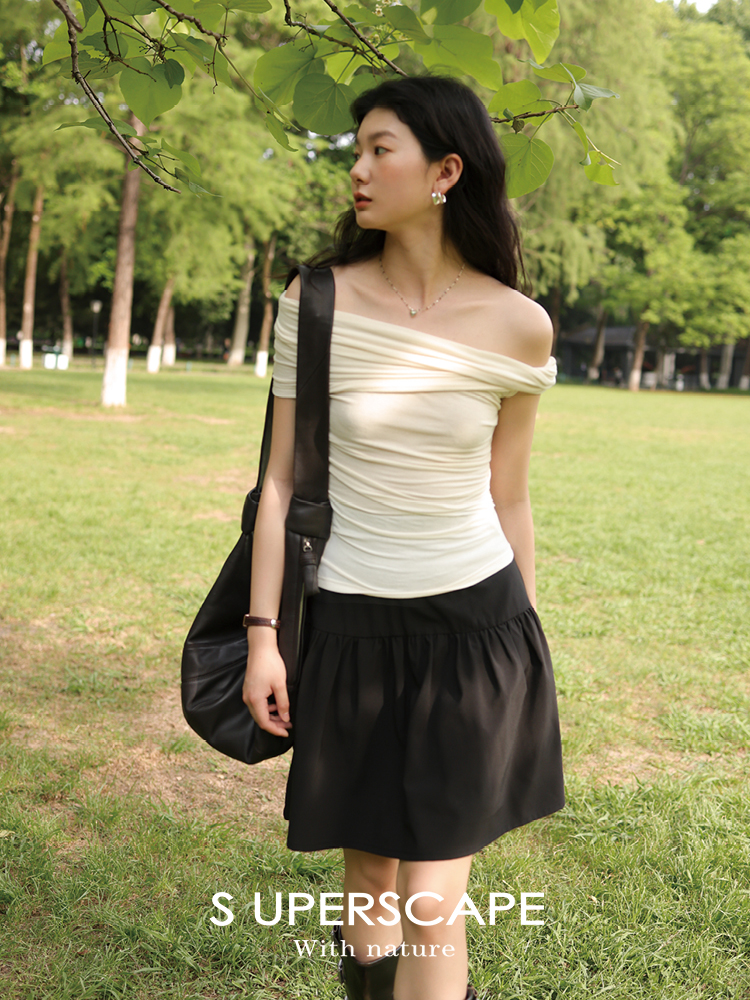 Lace-Trimmed V-Neck Short Top and Skirt Set - Women's 90s Inspired Y2K Fashion Ensemble Lace-Trimmed V-Neck Short Top and Skirt Set - Women's 90s Inspired Y2K Fashion Ensemble