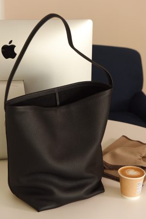 Large Capacity TR Style Bucket Tote Bag in Imported Cowhide with Lychee Texture - Perfect Shoulder Bag for Everyday Use