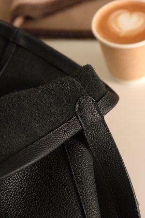 Large Capacity TR Style Bucket Tote Bag in Imported Cowhide with Lychee Texture - Perfect Shoulder Bag for Everyday Use