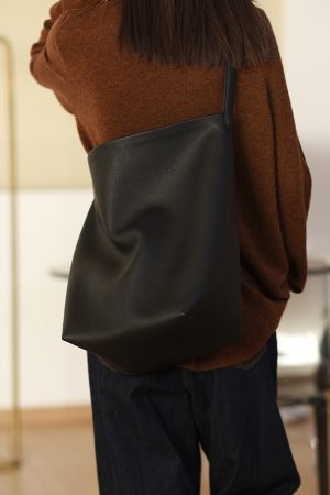 Large Capacity TR Style Bucket Tote Bag in Imported Cowhide with Lychee Texture - Perfect Shoulder Bag for Everyday Use