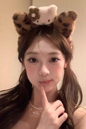 Leopard Print Plush Cat Headband for Women - Cozy Hairband for Face Washing, Mask Application, Autumn & Winter Accessory