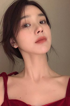 Light Luxury Bowknot Pearl Ear Clips for Women - No Ear Holes, Retro Minimalist Design for Y2K and High-End Fashion Looks
