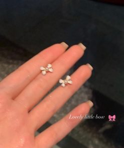 Light Luxury Bowknot Pearl Ear Clips for Women - No Ear Holes, Retro Minimalist Design for Y2K and High-End Fashion Looks