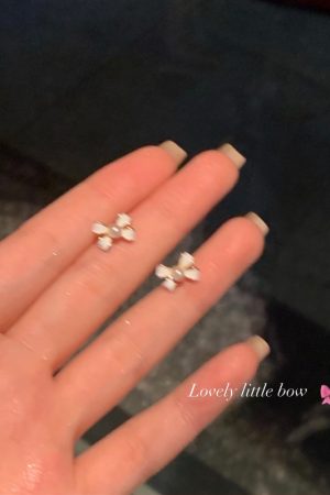 Light Luxury Bowknot Pearl Ear Clips for Women - No Ear Holes, Retro Minimalist Design for Y2K and High-End Fashion Looks