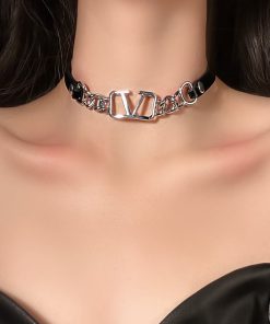 Light Luxury Clavicle Chain Neck Choker Necklace for Women - Trendy V-Spliced Design, Sweet Cool Style, Niche Fashion Accessory