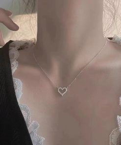 Light Luxury Heart-Shaped Hollow Necklace for Women - Minimalist Clavicle Chain, Korean & Japanese Design, Elegant Fashion Accessory