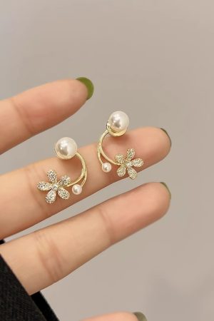 Lightweight Pearl Flower Stud Earrings for Women, 2025 Trendy Luxury Design, Exquisite Niche Ear Accessories