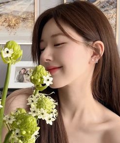 Lightweight Pearl Flower Stud Earrings for Women, 2025 Trendy Luxury Design, Exquisite Niche Ear Accessories