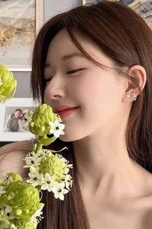 Lightweight Pearl Flower Stud Earrings for Women, 2025 Trendy Luxury Design, Exquisite Niche Ear Accessories