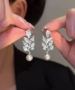 Lightweight Zircon Leaf-Shaped Earrings for Women, High-End Pearl Accents, 2025 Trendy Versatile Fashion Accessories