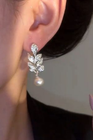Lightweight Zircon Leaf-Shaped Earrings for Women, High-End Pearl Accents, 2025 Trendy Versatile Fashion Accessories