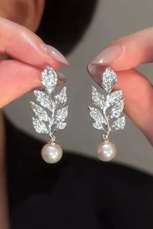 Lightweight Zircon Leaf-Shaped Earrings for Women, High-End Pearl Accents, 2025 Trendy Versatile Fashion Accessories