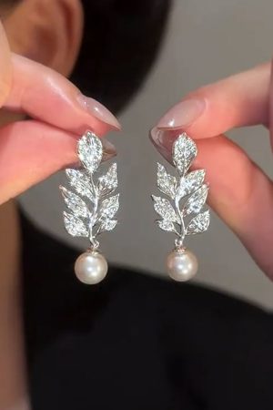 Lightweight Zircon Leaf-Shaped Earrings for Women, High-End Pearl Accents, 2025 Trendy Versatile Fashion Accessories