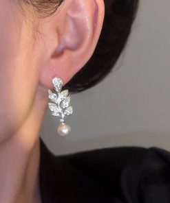 Lightweight Zircon Leaf-Shaped Earrings for Women, High-End Pearl Accents, 2025 Trendy Versatile Fashion Accessories