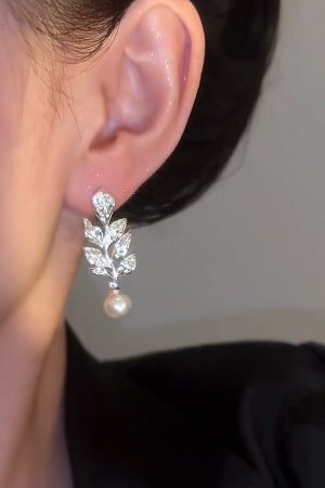 Lightweight Zircon Leaf-Shaped Earrings for Women, High-End Pearl Accents, 2025 Trendy Versatile Fashion Accessories
