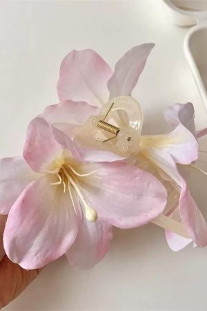 Lily Flower Hair Clip - Luxurious Shark Clip Headwear for Sweet Temperament, Vacation Style, Perfect for Photo Shoots