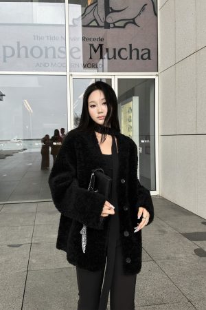 Loose Thick Wool Coat with Leather and Fur, Three-Button V-Neck, Practical Autumn & Winter Wear, Australian Wool