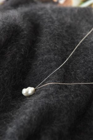 Luxurious Cashmere Fuzzy Sweater for Winter, Round Neck, Loose Fit, Cozy and Fluffy Style for a Relaxed Atmosphere