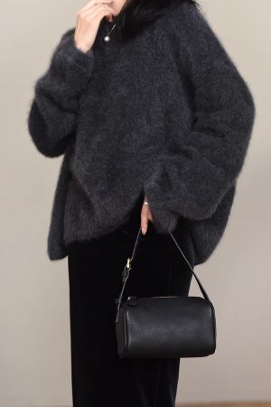 Luxurious Cashmere Fuzzy Sweater for Winter, Round Neck, Loose Fit, Cozy and Fluffy Style for a Relaxed Atmosphere