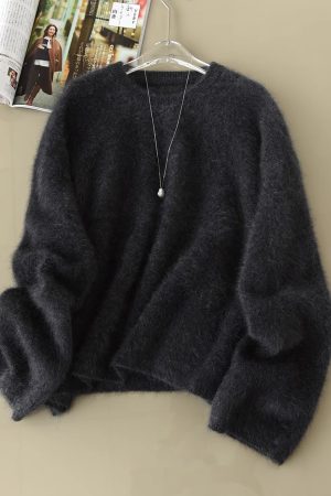 Luxurious Cashmere Fuzzy Sweater for Winter, Round Neck, Loose Fit, Cozy and Fluffy Style for a Relaxed Atmosphere