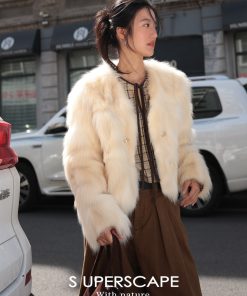 Luxurious Layered Fox Fur Coat with V-Neck - Fashionable Supercape for Chic Winter Style