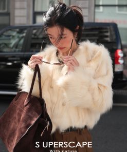 Luxurious Layered Fox Fur Coat with V-Neck - Fashionable Supercape for Chic Winter Style