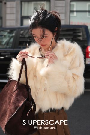 Luxurious Layered Fox Fur Coat with V-Neck - Fashionable Supercape for Chic Winter Style