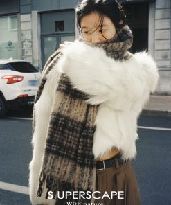 Luxurious Layered Fox Fur Coat with V-Neck - Fashionable Supercape for Chic Winter Style