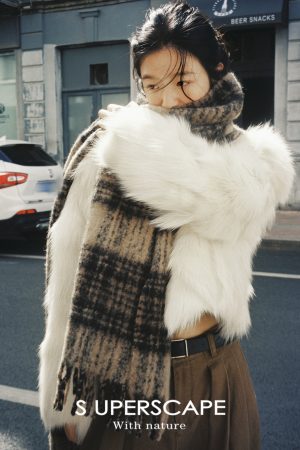 Luxurious Layered Fox Fur Coat with V-Neck - Fashionable Supercape for Chic Winter Style
