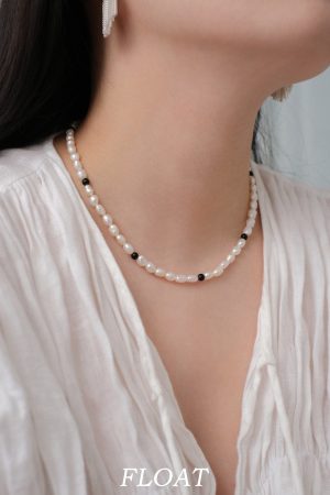 Luxury Freshwater Pearl Spacer Necklace with Black Agate and 925 Silver Clavicle Chain - Elegant Floating Design