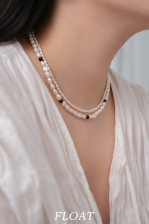 Luxury Freshwater Pearl Spacer Necklace with Black Agate and 925 Silver Clavicle Chain - Elegant Floating Design