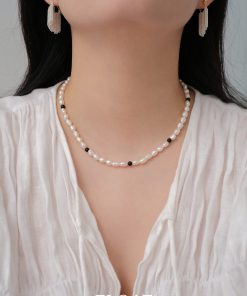Luxury Freshwater Pearl Spacer Necklace with Black Agate and 925 Silver Clavicle Chain - Elegant Floating Design