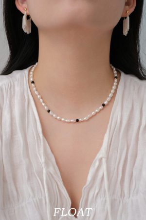 Luxury Freshwater Pearl Spacer Necklace with Black Agate and 925 Silver Clavicle Chain - Elegant Floating Design