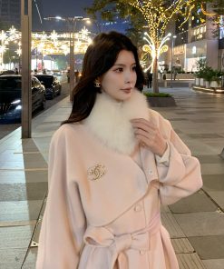 Luxury Off-White Fox Fur Collar with Magnetic Buckle - Chic Faux Fur Accessory for Elevated Style