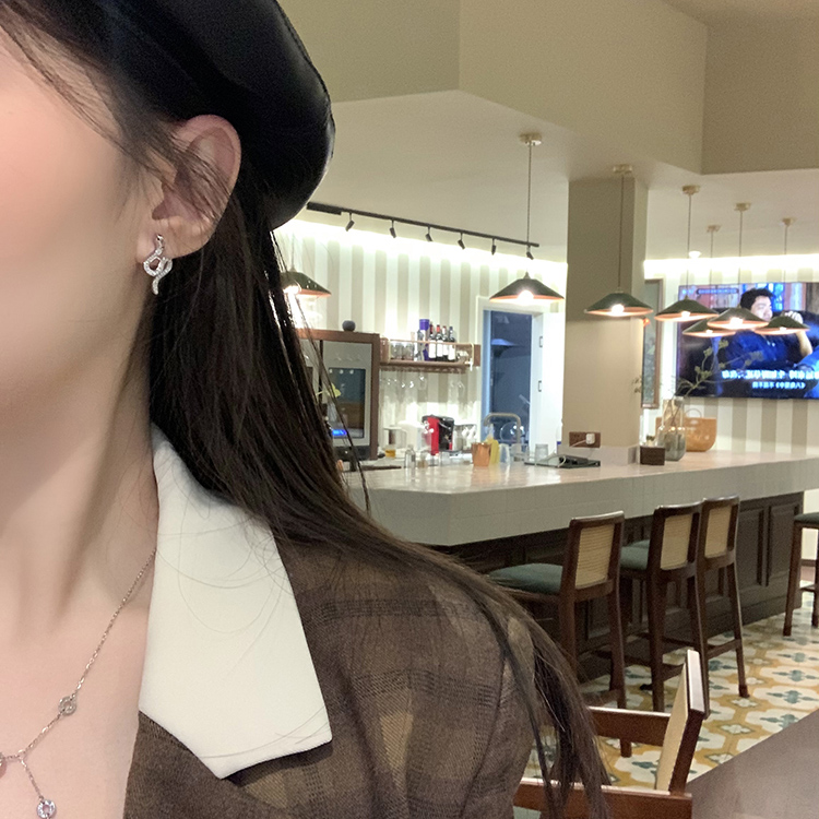 Luxury Snake-Shaped Earrings for Women - Unique and Trendy Statement Jewelry Luxury Snake-Shaped Earrings for Women - Unique and Trendy Statement Jewelry