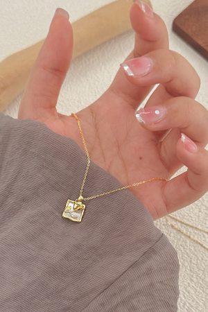 Luxury White Mother-of-Pearl Rose Flower Necklace, French Elegance Clavicle Chain, Gold Temperament Jewelry 2025