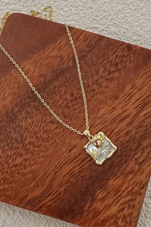Luxury White Mother-of-Pearl Rose Flower Necklace, French Elegance Clavicle Chain, Gold Temperament Jewelry 2025