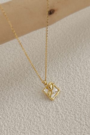 Luxury White Mother-of-Pearl Rose Flower Necklace, French Elegance Clavicle Chain, Gold Temperament Jewelry 2025