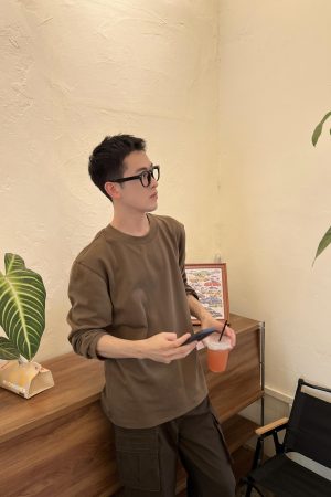 Men's Casual Coffee-Colored Long Sleeve T-Shirt - Korean Style Autumn Essential, Simple and Versatile Fashion Top