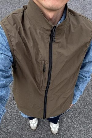 Men's Olive Green Windproof Vest - Functional Outdoor Sleeveless Jacket with Stand-Up Collar for Sports Climbing & Hiking