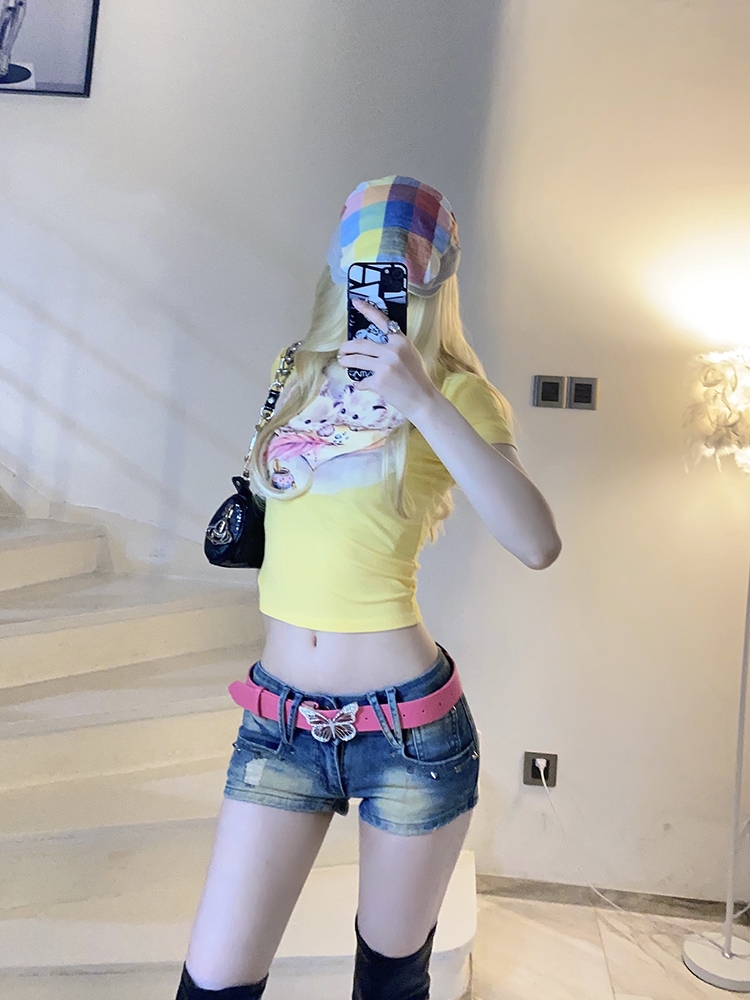 Millennium Retro Low-Waist Slim-Fit Denim Shorts for Women - Vintage 90s Style Stretchy Skinny Hot Girl Fashion Millennium Retro Low-Waist Slim-Fit Denim Shorts for Women - Vintage 90s Style Stretchy Skinny Hot Girl Fashion