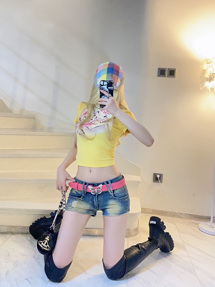 Millennium Retro Low-Waist Slim-Fit Denim Shorts for Women - Vintage 90s Style Stretchy Skinny Hot Girl Fashion Millennium Retro Low-Waist Slim-Fit Denim Shorts for Women - Vintage 90s Style Stretchy Skinny Hot Girl Fashion