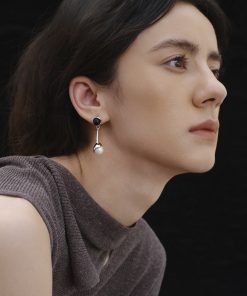 Minimalist Black and White Contrasting Round Pearl Water Drop Stud Earrings - High-End European and American Style